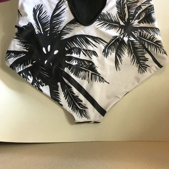 IFFEI One Piece Black/White Graphic Swimsuit  🌴🥥 NEW WITH TAGS! - Picture 8 of 13